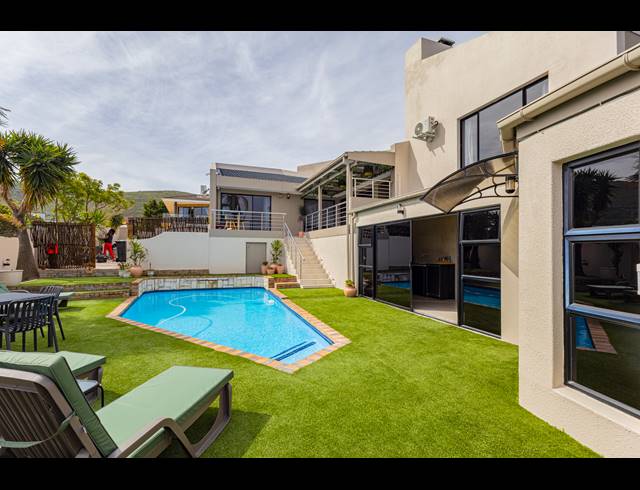 13 BEDROOM FREESTANDING FOR SALE IN PLATTEKLOOF
